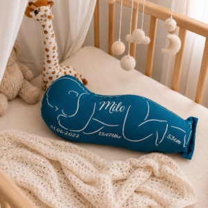 Kissen in Babyform in Blau mit Name Milo