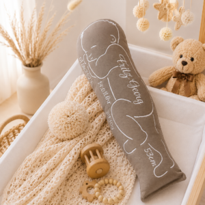 Kissen in Babyform Baby seitlich 1 in Taupe mit Name Fritz Georg