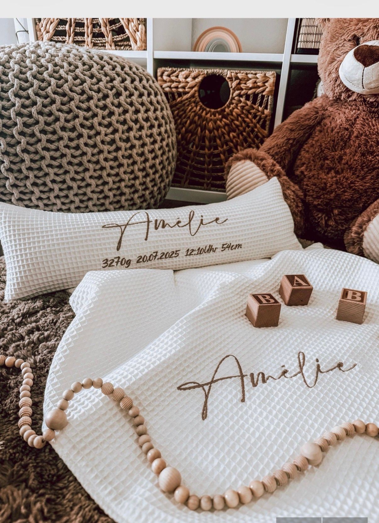 Geburtskissen Uni Waffelstoff in Creme mit Namensstickerei Amélie und passender Babydecke